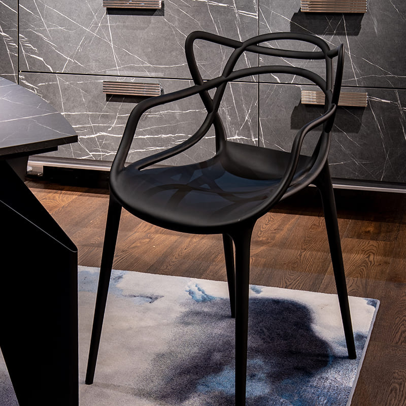 取付無料！カルテル マスターズチェア ブラックスタッキング ダイニングチェア2脚 マスターズ｜Kartell｜カルテルオフィシャルサイト｜イタリア製