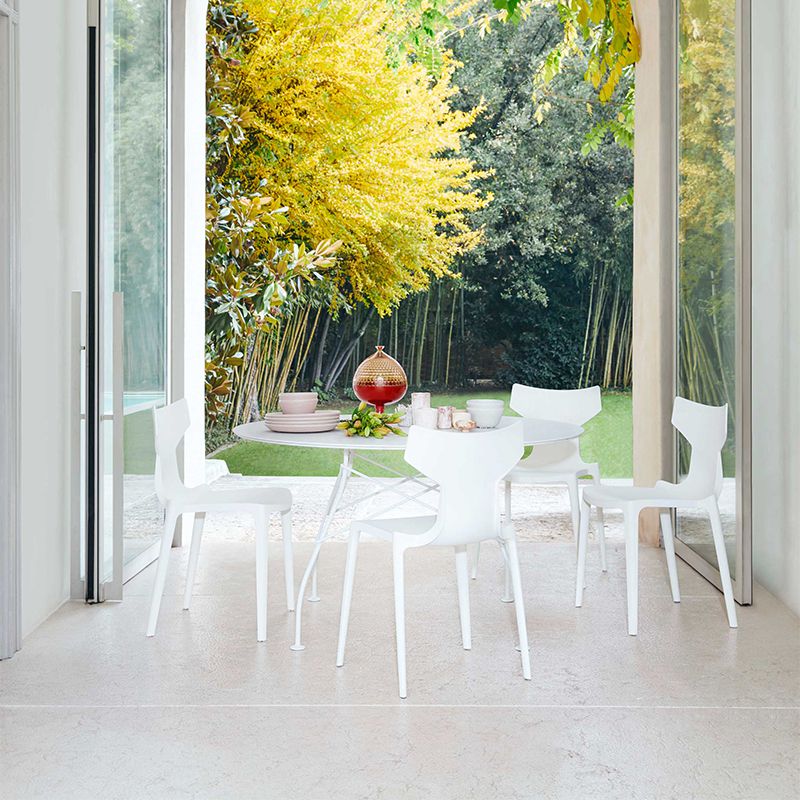 イタリアのブランドKARTELL(カルテル)のAntonio Citterio(アントニオ・チッテリオ)デザインRE CHAIR(リ チェア)です。スタッキングも可能なダイニングチェア。 イタリアのブランドKARTELL(カルテル)のAntonio Citterio(アントニオ