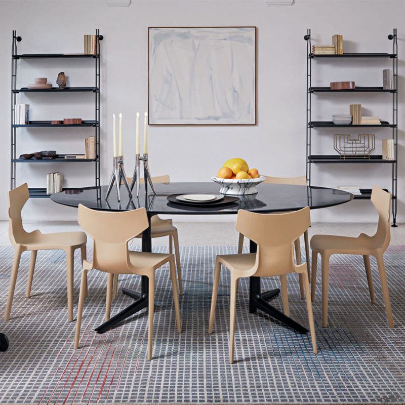 イタリアのブランドKARTELL(カルテル)のAntonio Citterio(アントニオ・チッテリオ)デザインRE CHAIR(リ チェア)です。スタッキングも可能なダイニングチェア。 イタリアのブランドKARTELL(カルテル)のAntonio Citterio(アントニオ