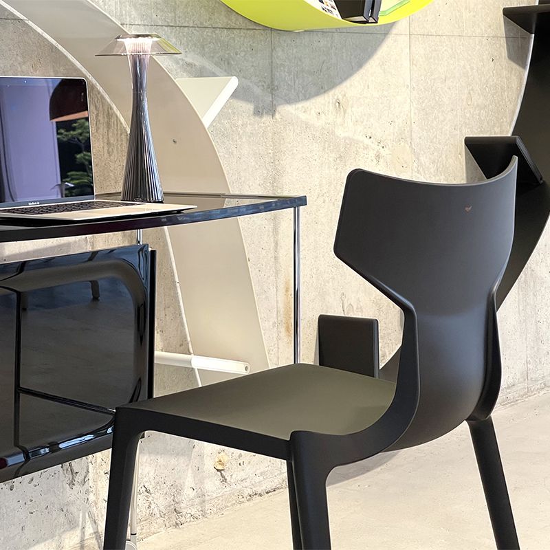 イタリアのブランドKARTELL(カルテル)のAntonio Citterio(アントニオ・チッテリオ)デザインRE CHAIR(リ チェア)です。スタッキングも可能なダイニングチェア。 Re/リ チェア ［Kartell・カルテル／デザイン：アントニオ・チッテリオ