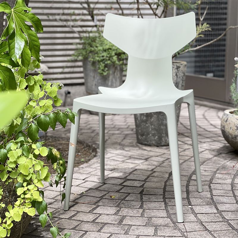 イタリアのブランドKARTELL(カルテル)のAntonio Citterio(アントニオ・チッテリオ)デザインRE CHAIR(リ チェア)です。スタッキングも可能なダイニングチェア。 Re/リ チェア ［Kartell・カルテル／デザイン：アントニオ・チッテリオ